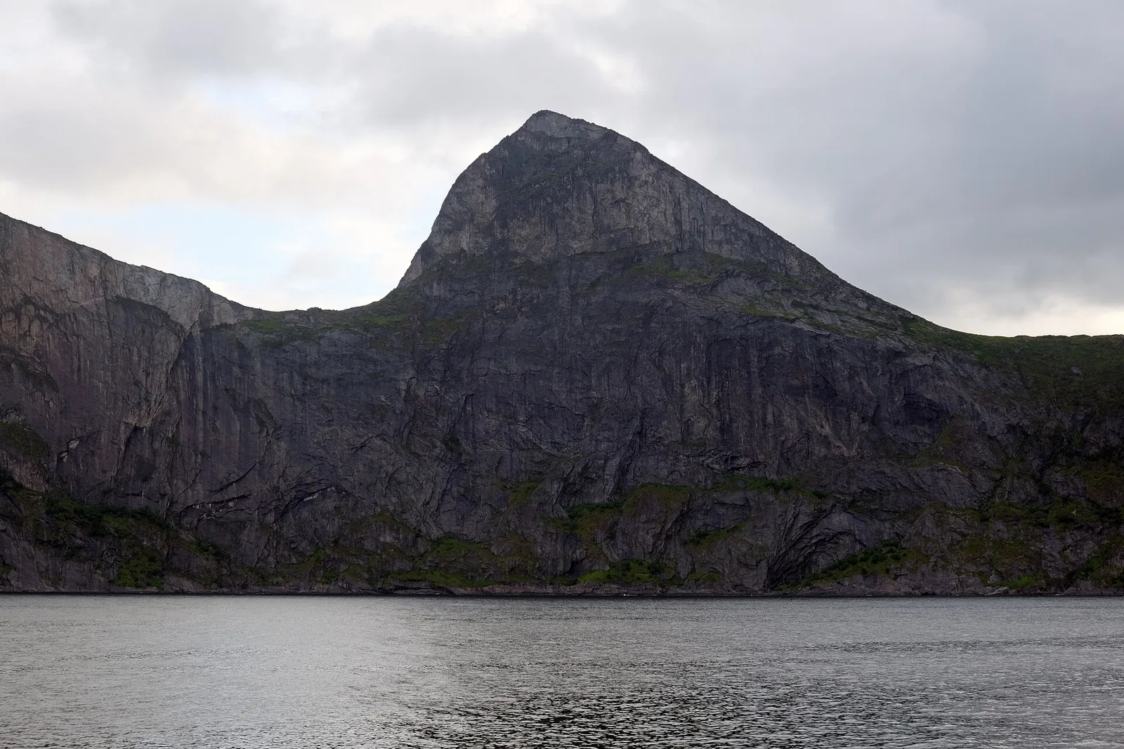 Segla, o pico que nasce do Mefjorden — Senja, 🇳🇴 Senja, Noruega