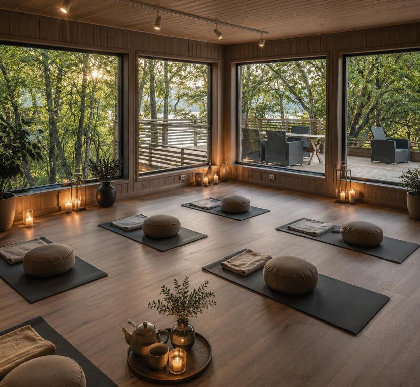 Sala de meditação e wellness com vista para a natureza