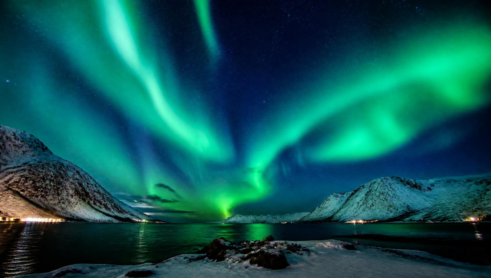 Aurora boreal sobre fiordes na Noruega