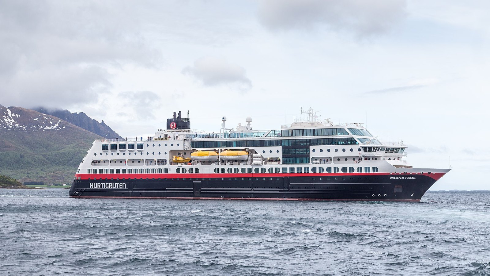 Mini cruzeiro — Embarcação Hurtigruten navegando pela costa norueguesa