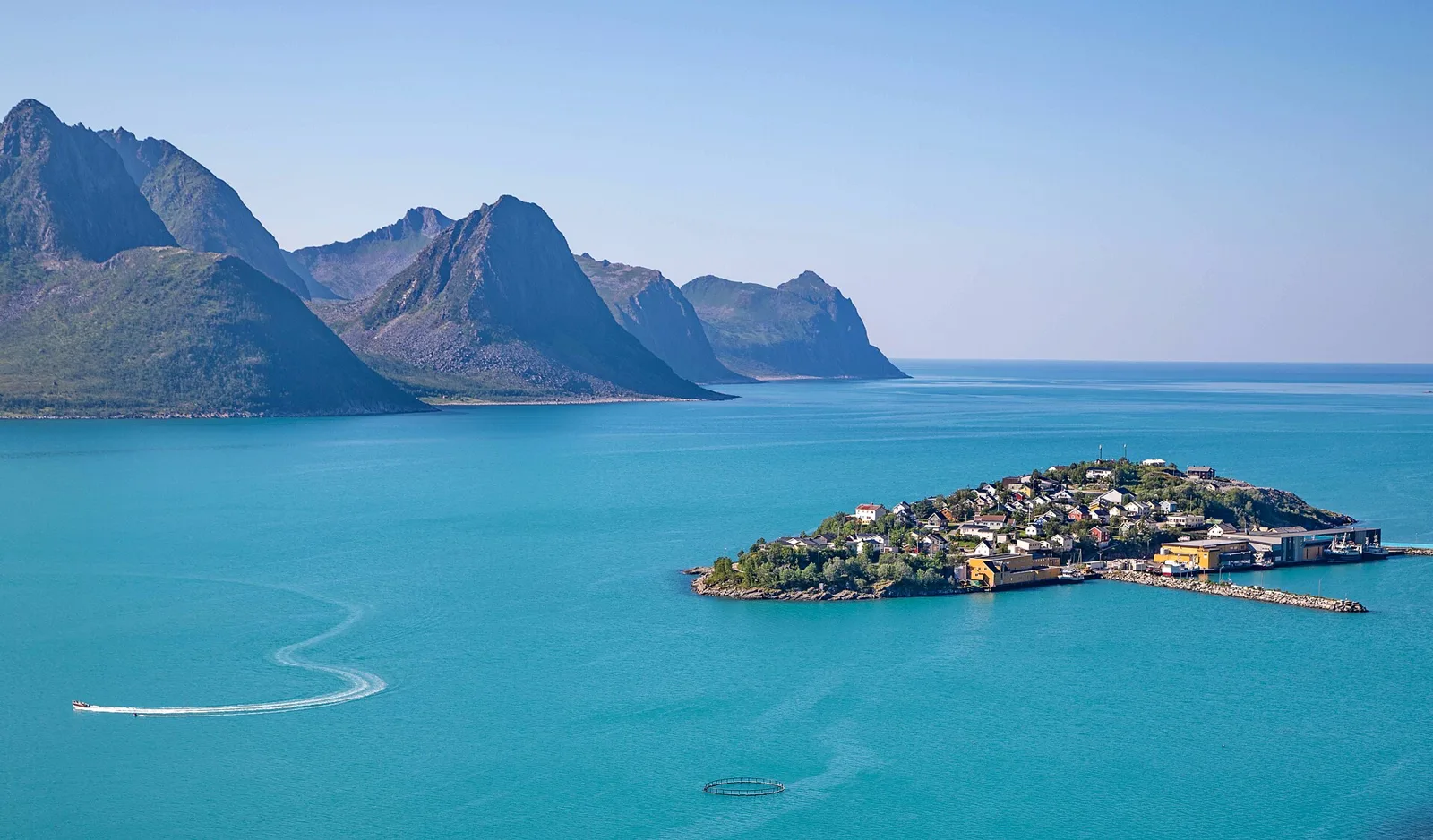 Husøy, vila de pescadores no Øyfjorden — Senja, 🇳🇴 Senja, Noruega